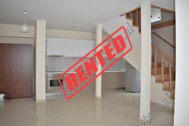 Apartament dupleks me qera prane Liqenit te Thate ne Tirane